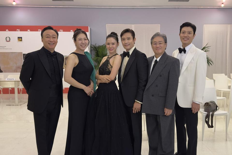 　韓国映画制作・配給企業・ＣＪ　ＥＮＭ　Ｍｏｖｉｅの公式Ｘ＠ＣＪＥＮＭＭＯＶＩＥより　ヴェネツィア映画祭に参加した韓国映画「どうしようもない」出演者とパク・チャヌク監督