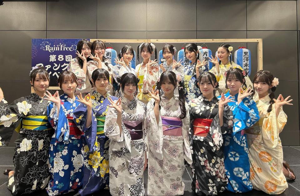 浴衣姿でポーズを決める（前列左から）Ｒａｉｎ　Ｔｒｅｅの仲俣美希、市原紬希、佐藤莉華、水野乃愛、百瀬紗菜、鈴野みお、遠藤莉乃、片瀬真花、（後列左から）綾瀬ことり、新野楓果、橋本真希、永瀬真梨、吉川海未、朝宮日向、葉山莉瑚　©ＯＶＥＲＳＥ／ＫＩＮＧ　ＲＥＣＯＲＤＳ