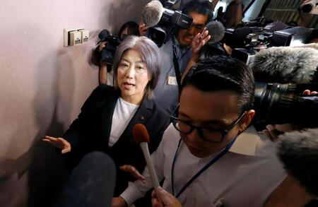 　静岡県伊東市議会で不信任決議が可決され、報道陣に囲まれる田久保真紀市長