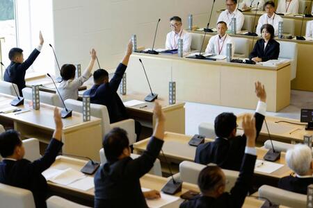 　静岡県伊東市議会本会議で、自身への刑事告発などに関する採決を見守る田久保真紀市長（上前列右）