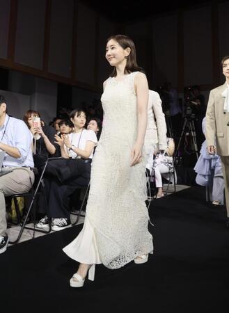 　登壇する田中みな実