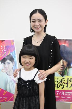 　笑顔の永尾柚乃（手前）と安達祐実