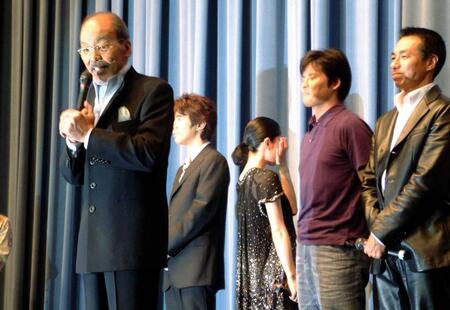 　映画「踊る大捜査線ＴＨＥ　ＭＯＶＩＥ２」の公開初日舞台あいさつであいさつするいかりや長介さん（左端、右から柳葉敏郎、織田裕二、深津絵里、ユースケ・サンタマリア）＝２００３年