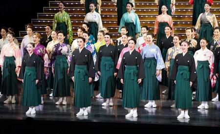 　式典のフィナーレで記念合唱を行う（前列左から）詩ちづる、暁千星、桜木みなと、春乃さくら（撮影・高部洋祐）