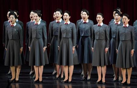 　歌唱する宝塚音楽学校の本科生と予科生ら（撮影・高部洋祐）