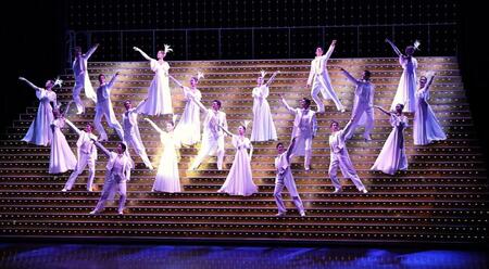 　大階段の上で輝きを放つ出演者ら（撮影・高部洋祐）