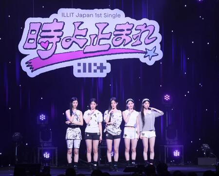 　ポーズを決めるＩＬＬＩＴ（撮影・石井剣太郎）