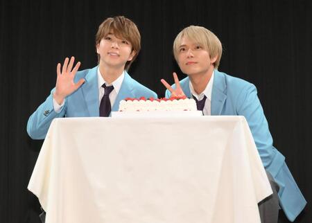 　誕生日ケーキを前に笑顔を見せる塩﨑太智（左）と加藤大悟（撮影・伊藤笙子）
