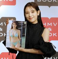 　写真集を手にする葉月くれあ