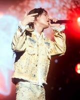 　熱唱するＤ－ＬＩＴＥ　Ⓒ田中聖太郎事務所