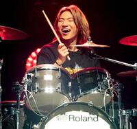 　ドラムプレーも披露したＤ－ＬＩＴＥ　Ⓒ田中聖太郎事務所