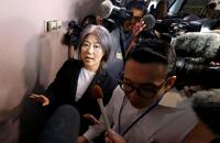 　静岡県伊東市議会で不信任決議が可決され、報道陣に囲まれる田久保真紀市長