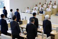 　静岡県伊東市の田久保真紀市長（奥前列右）に対する不信任決議を全会一致で可決した市議会