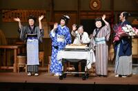 　舞台上で誕生日ケーキを贈られた石井ふく子氏（中央）。左から熊谷真実、高島礼子、藤山直美、金子昇