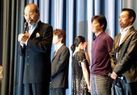 　映画「踊る大捜査線ＴＨＥ　ＭＯＶＩＥ２」の公開初日舞台あいさつであいさつするいかりや長介さん（左端、右から柳葉敏郎、織田裕二、深津絵里、ユースケ・サンタマリア）＝２００３年