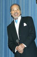 　映画「踊る大捜査線ＴＨＥ　ＭＯＶＩＥ２」の公開初日に舞台あいさつで観客に笑顔でこたえる、いかりや長介さん＝２００３年