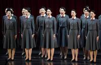 　歌唱する宝塚音楽学校の本科生と予科生ら（撮影・高部洋祐）