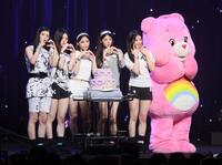 　日本デビューを祝うケーキを前にポーズを決めるＩＬＬＩＴ（撮影・石井剣太郎）