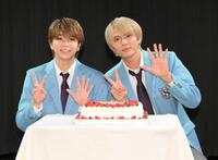 　誕生日ケーキを前に笑顔を見せる塩﨑太智（左）と加藤大悟（撮影・伊藤笙子）