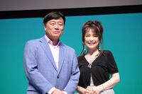 　笑顔を見せる夢グループの石田重廣社長（左）と保科有里