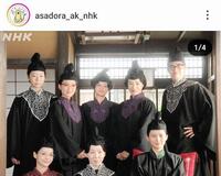 　前列左端がハ・ヨンス。「虎に翼」のインスタグラム＠ａｓａｄｏｒａ＿ａｋ＿ｎｈｋより