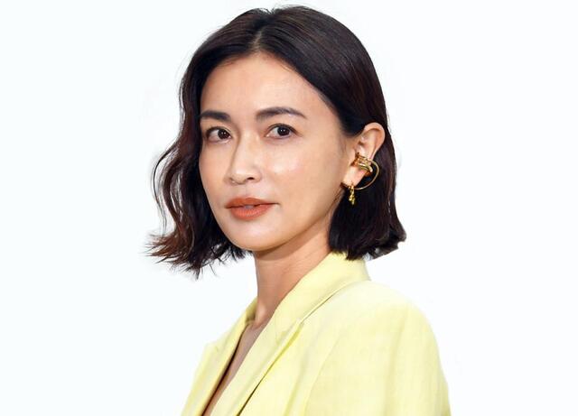 新・外国語への道 長谷川恭子著 オーラ半端ねぇ！住宅街に長谷川京子 極細ヒモの黒ワンピ＆サングラス