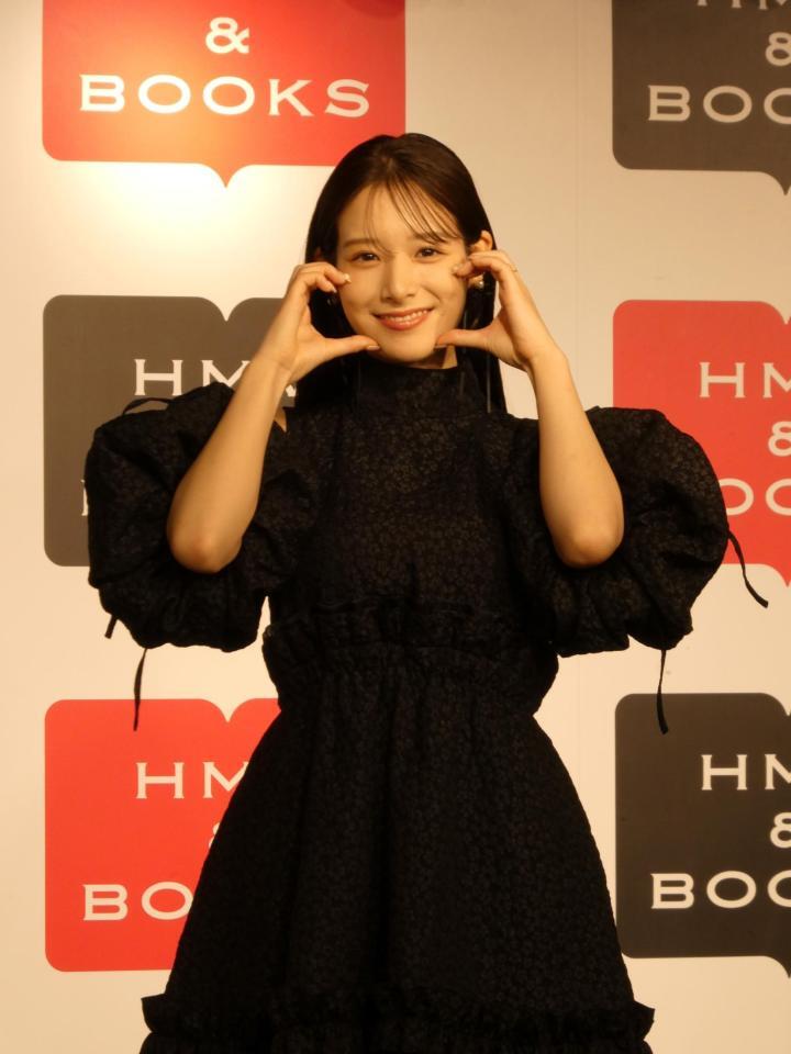 　撮影に応じる葉月くれあ