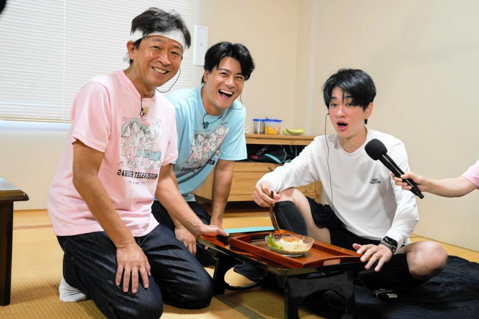 　城島茂（左）とＳｉｘＴＯＮＥＳ・森本慎太郎（中央）から差し入れを受ける横山裕