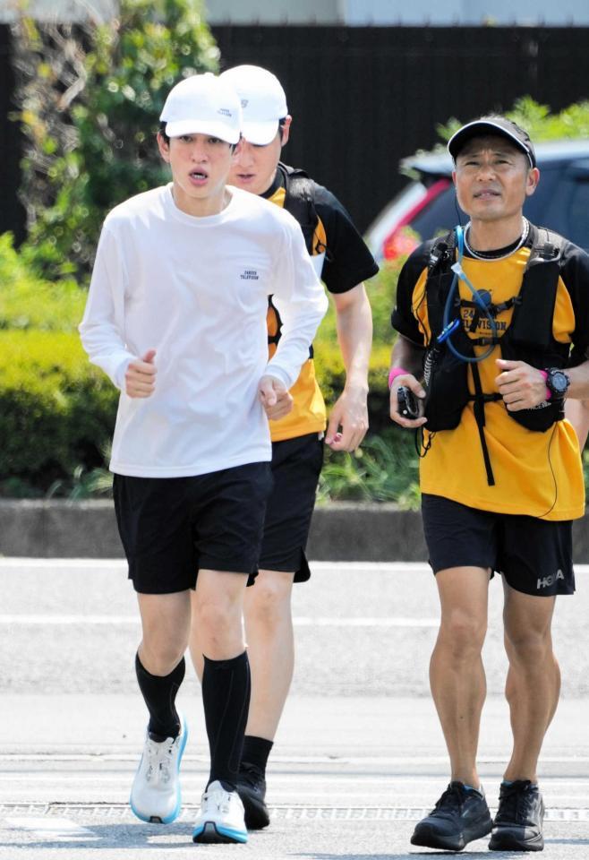 　必死にゴールを目指す横山裕（左）