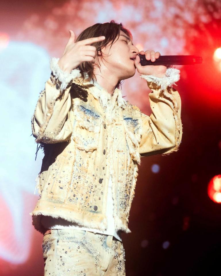 　熱唱するＤ－ＬＩＴＥ　Ⓒ田中聖太郎事務所