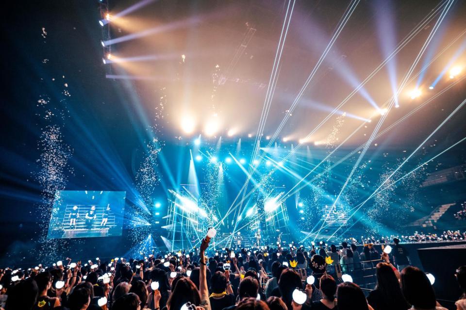 　パフォーマンスするＤ－ＬＩＴＥ　©田中聖太郎事務所