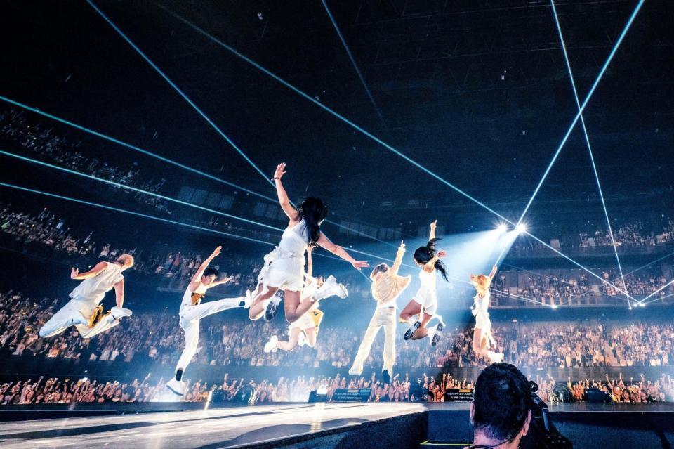 　パフォーマンスするＤ－ＬＩＴＥ　©田中聖太郎事務所