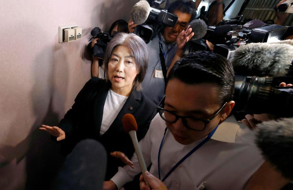 　静岡県伊東市議会で不信任決議が可決され、報道陣に囲まれる田久保真紀市長