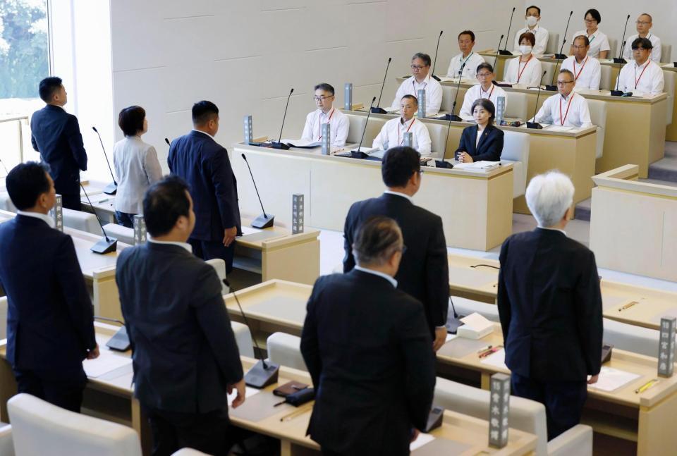 　静岡県伊東市の田久保真紀市長（奥前列右）に対する不信任決議を全会一致で可決した市議会