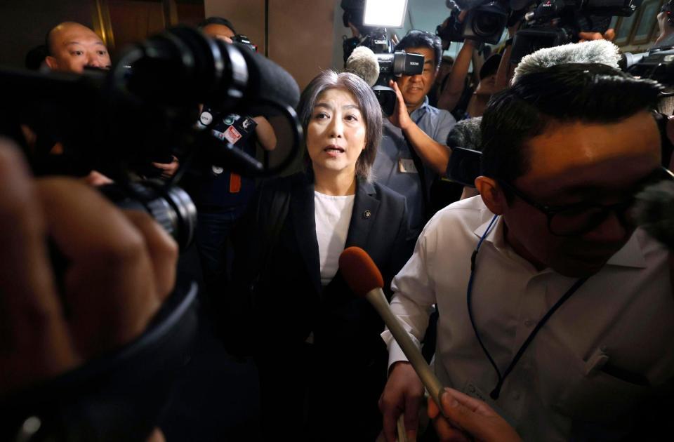 　静岡県伊東市議会で不信任決議が全会一致で可決され、報道陣に囲まれる田久保真紀市長