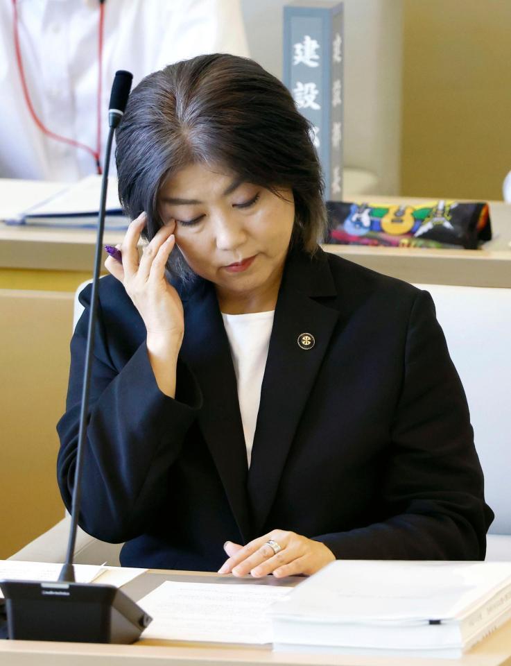 　静岡県伊東市議会の本会議に出席する田久保真紀市長