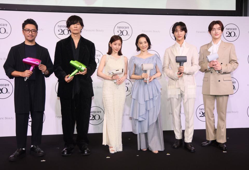 　イベントに登壇した（左から）ＫＵＢＯＫＩ氏、［Ａｌｅｘａｎｄｒｏｓ］の川上洋平、田中みな実、篠原ともえ、ＲＯＩＲＯＭ・本多大夢、ＲＯＩＲＯＭ・浜川路己（撮影・石井剣太郎）