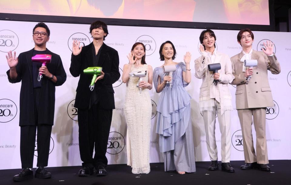 　イベントに登壇した（左から）ＫＵＢＯＫＩ氏、［Ａｌｅｘａｎｄｒｏｓ］の川上洋平、田中みな実、篠原ともえ、ＲＯＩＲＯＭ・本多大夢、ＲＯＩＲＯＭ・浜川路己（撮影・石井剣太郎）