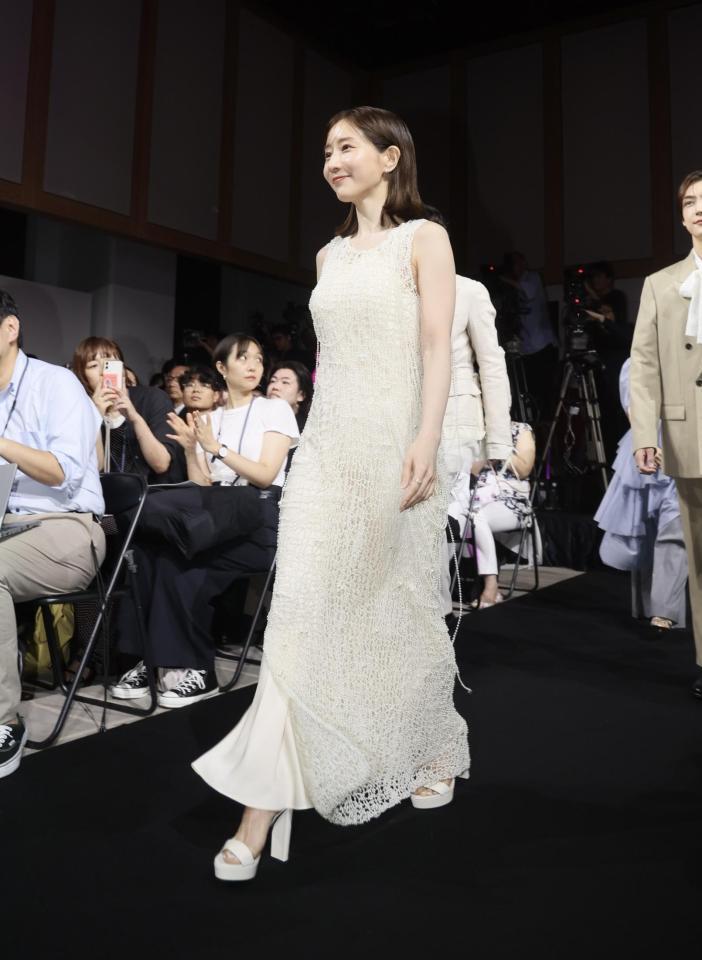 　登壇する田中みな実