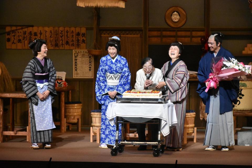 　舞台上で誕生日を祝われる石井ふく子氏（中央）。左から熊谷真実、高島礼子、藤山直美、金子昇