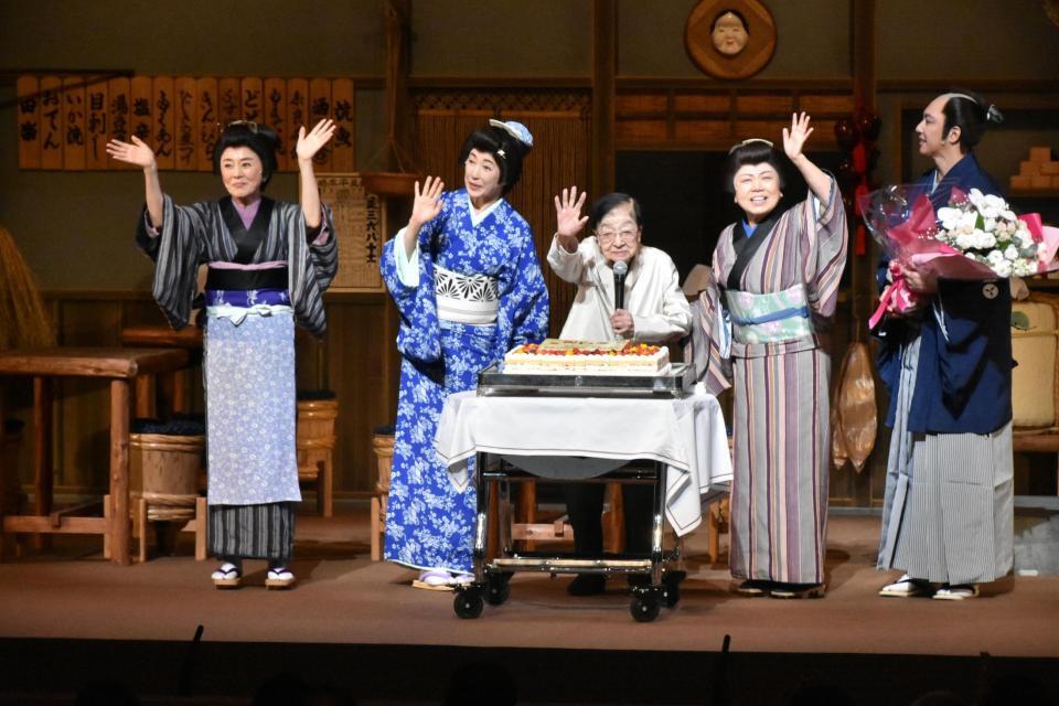 　舞台上で誕生日ケーキを贈られた石井ふく子氏（中央）。左から熊谷真実、高島礼子、藤山直美、金子昇