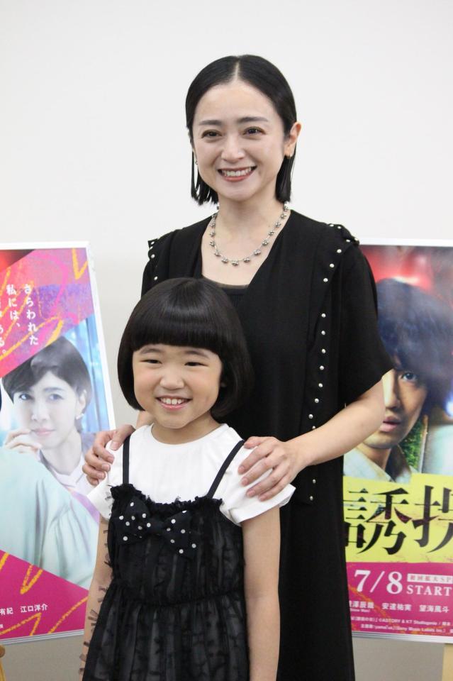 　笑顔の永尾柚乃（手前）と安達祐実