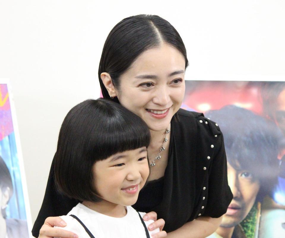 　顔を寄せ合う永尾柚乃（左）と安達祐実