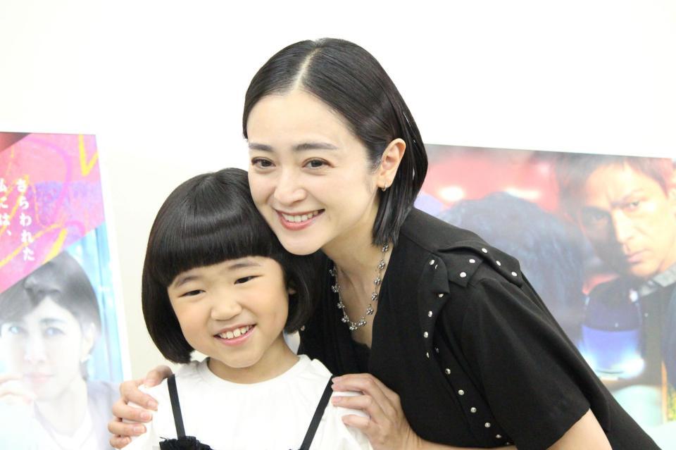 　顔を寄せ合う永尾柚乃（左）と安達祐実