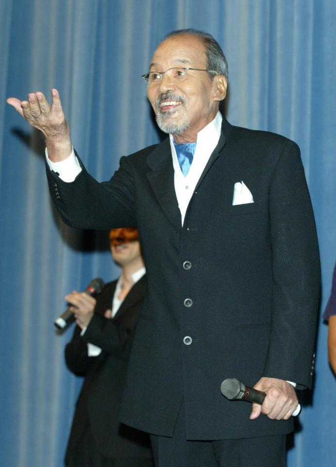 　映画「踊る大捜査線ＴＨＥ　ＭＯＶＩＥ２」の公開初日に舞台あいさつで観客に笑顔でこたえる、いかりや長介さん＝２００３年