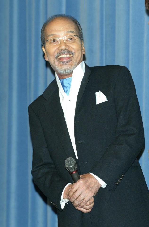 　映画「踊る大捜査線ＴＨＥ　ＭＯＶＩＥ２」の公開初日に舞台あいさつで観客に笑顔でこたえる、いかりや長介さん＝２００３年