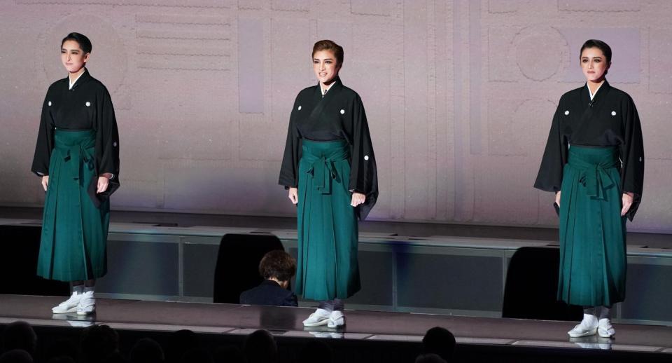 　式典の冒頭で記念口上を述べる（左から）桜木みなと、鳳月杏、暁千星（撮影・高部洋祐）