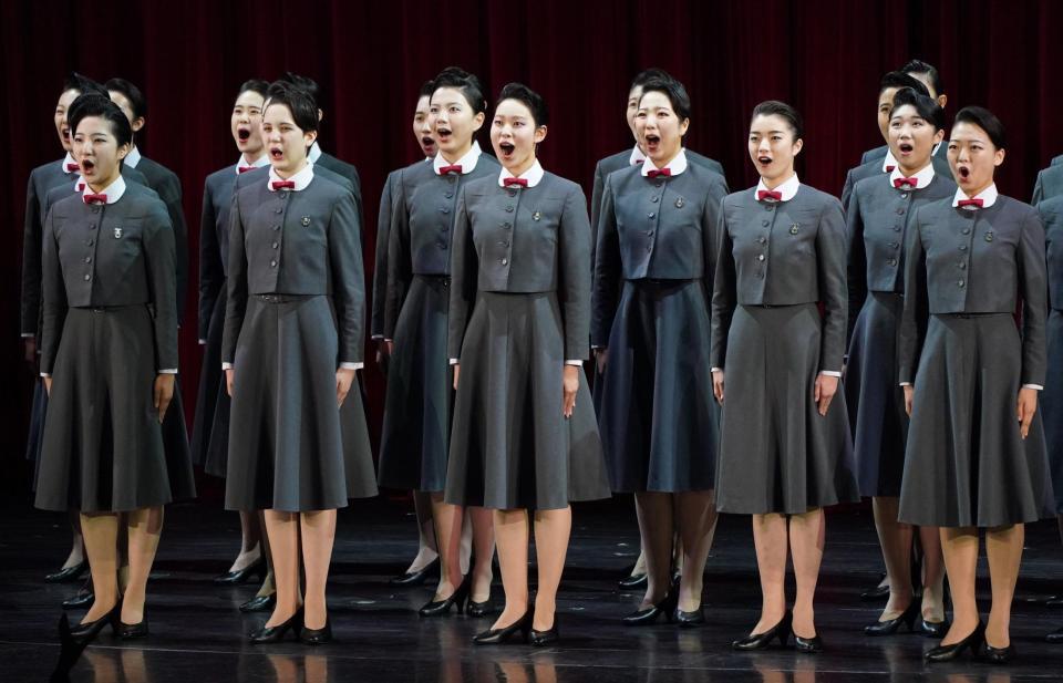 　歌唱する宝塚音楽学校の本科生と予科生ら（撮影・高部洋祐）