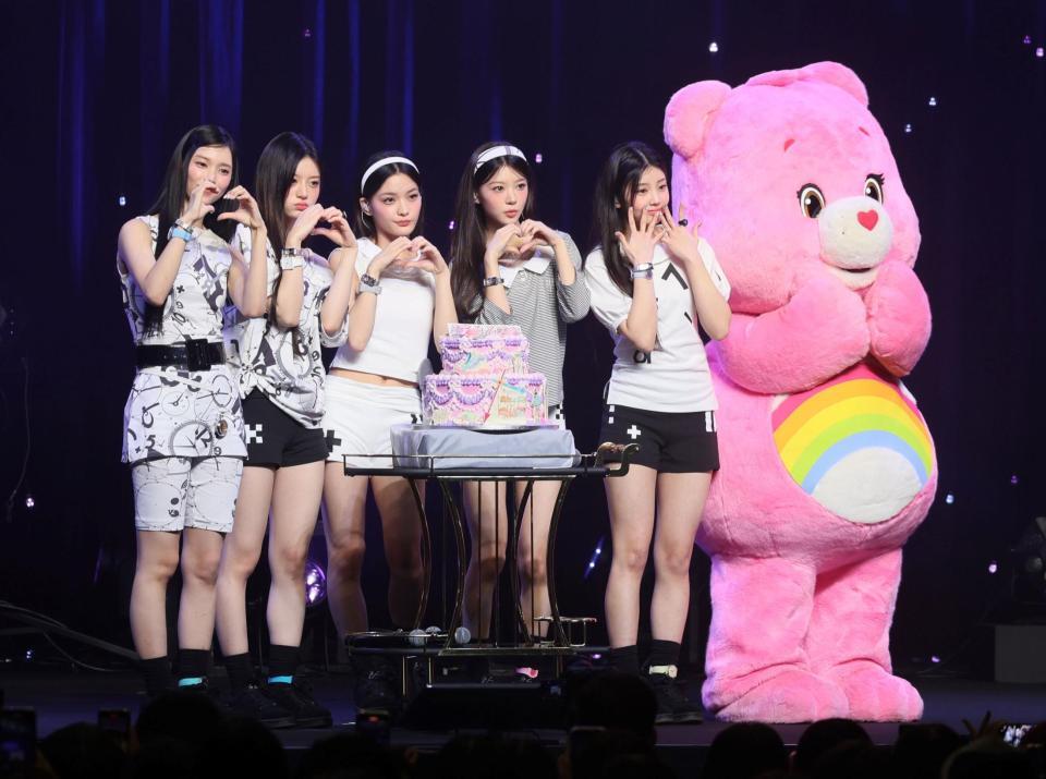 　日本デビューを祝うケーキを前にポーズを決めるＩＬＬＩＴ（撮影・石井剣太郎）