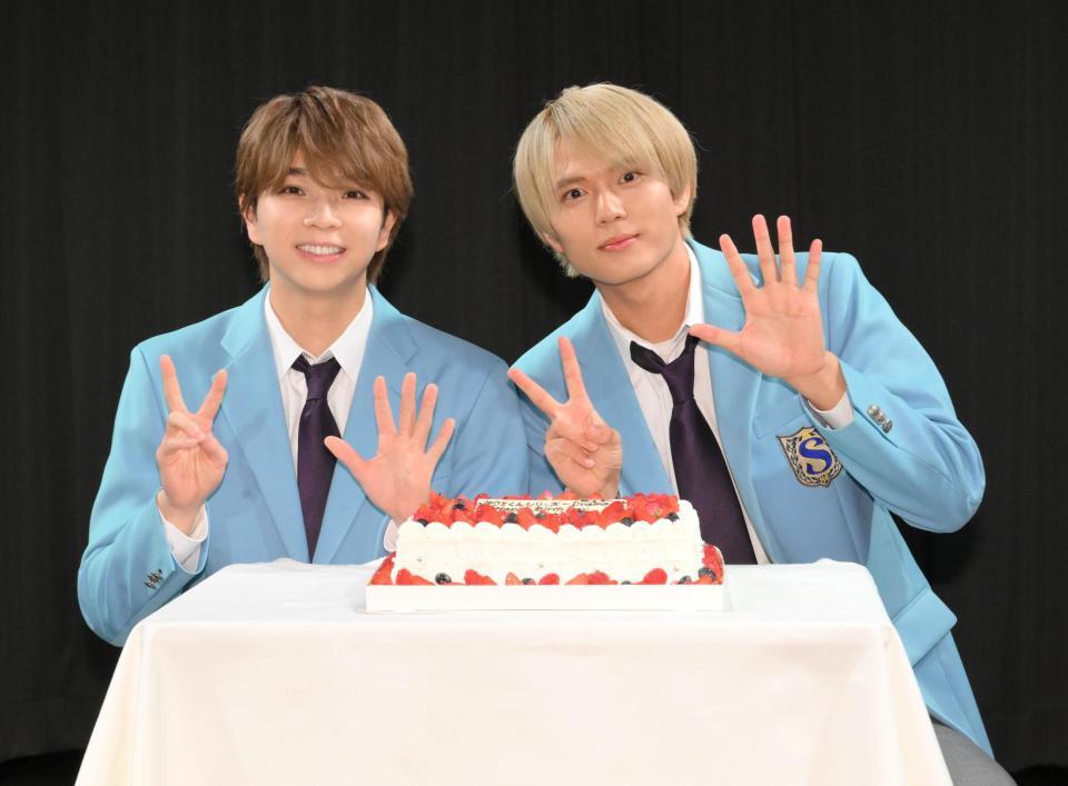　誕生日ケーキを前に笑顔を見せる塩﨑太智（左）と加藤大悟（撮影・伊藤笙子）